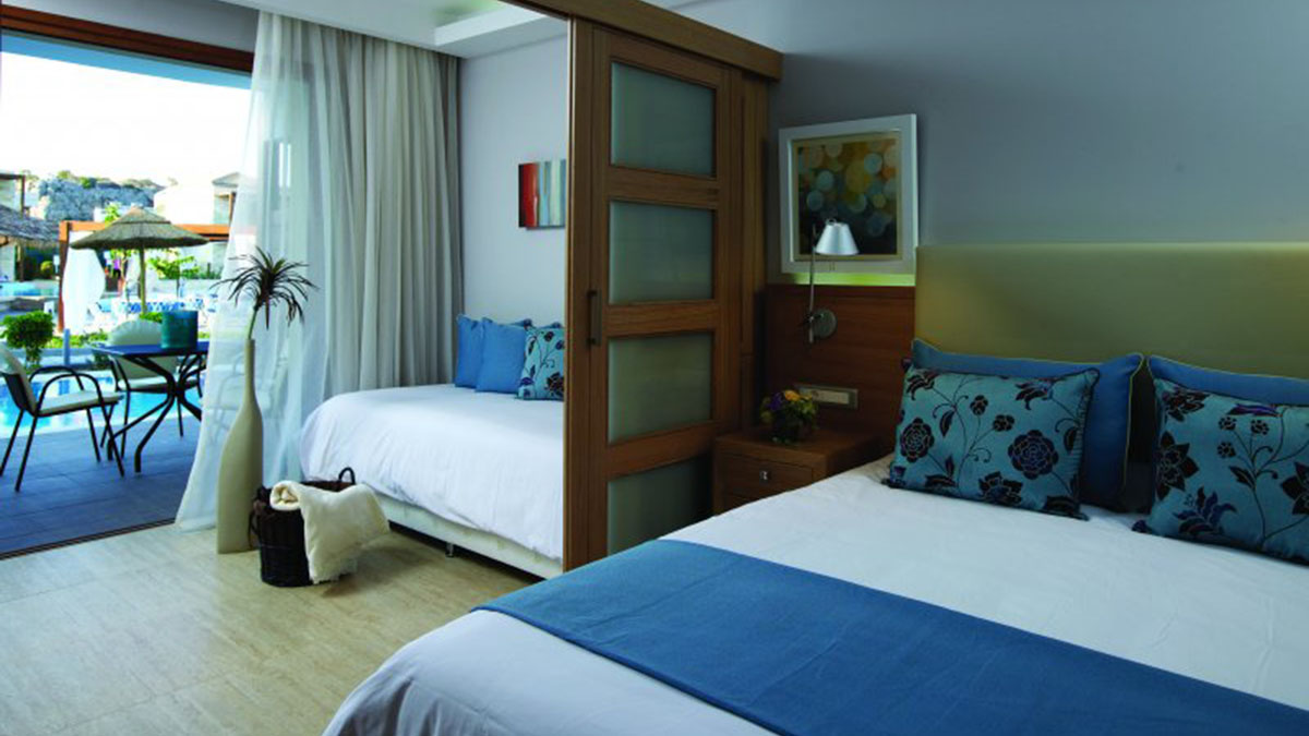 Family Deluxe Swim Up